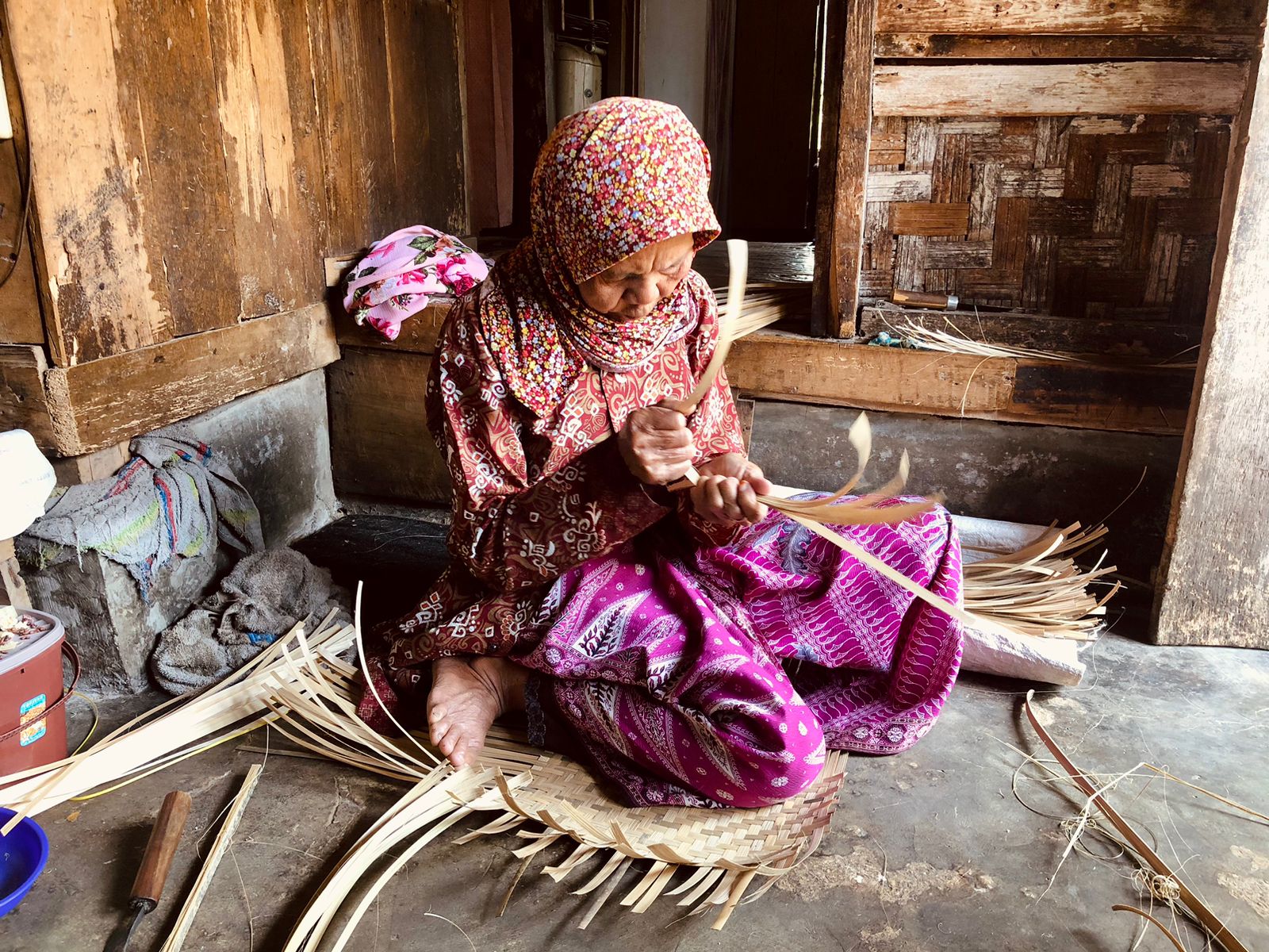 Kreativitas Lokal: Anyaman Bambu Menjadi Cetakan Nasi Kuning yang Unik
